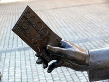 Ausschnitt aus »Marktfrauengruppe« von Ingo Koblischek, 2003