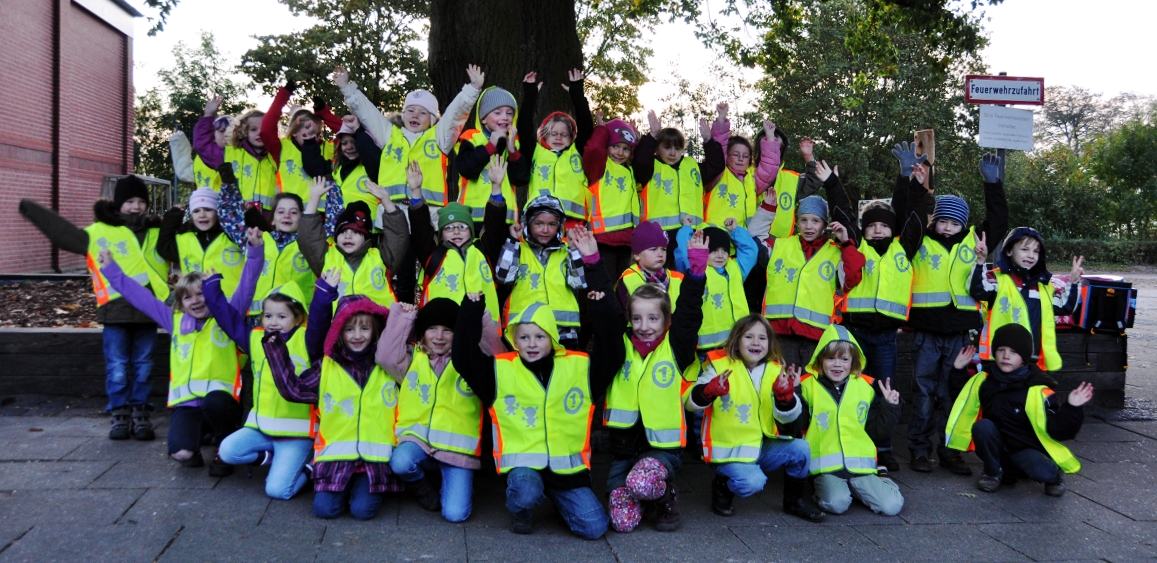 Schulkinder in Sicherheitswesten Schulkinder in Sicherheitswesten