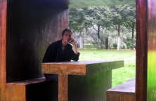 Skulptur: »Rastplatz für Wanderer« von Frank Bartecki (2003, Corten-Stahl); steht hier im Schlosspark Köln-Stammheim