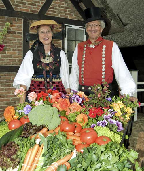 Margret und Hans-Otto Lang in Vierlaender Tracht Margret und Hans-Otto Lang in Vierlaender Tracht