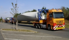 Drei Rotorblätter auf Trucks auf der Autobahnraststätte