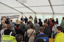 Zelt voller Menschen