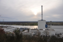 AKW Krümmel vom Geesthang aus gesehen. Links das Zwischenlager, im Hintergrund die Elbe und Niedersachsen.