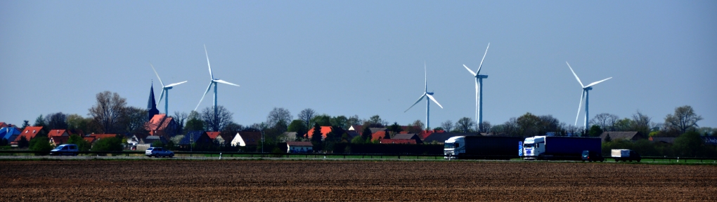 Dabergotz, Ruppiner Land: Die Autobahn im Vorgarten, den Windpark hinter dem Haus Dabergotz, Ruppiner Land: Die Autobahn im Vorgarten, den Windpark hinter dem Haus