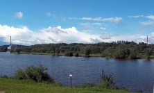 AKW Krümmel (links) und GKSS (rechts) vom niedersächsischen Elbufer aus gesehen.