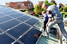 Bau einer PV-Anlage auf einem Vierländer Scheunendach.