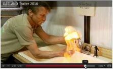 Mann zündet Wasser aus Wasserhahn an