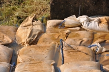 Pumpwerk Altengamme, 11. Juni 2013: Das Wasser rieselt durch die Sandsäcke