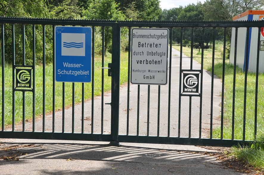 Tor vor der »Wasserkunst«, Gammer Weg. Allein von hier kommen rund 16 % des Hamburger Trinkwassers. Tor vor der »Wasserkunst«, Gammer Weg. Allein von hier kommen rund 16 % des Hamburger Trinkwassers.