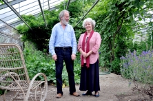 Maren und Eckhart Loer im Glashaus (CC-BY C.Schomann)