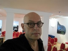 Der Künstler Gerd Stange im Gegenlicht