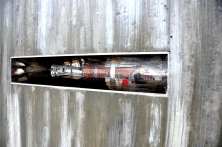 Edelstahlverkleideter Schlitz im Zwangsarbeiter-Mahnmal Bergedorf