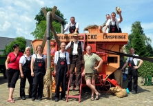 Die TOCH-Leute droschen Gerste und mahlten sie in der Schrotmühle.