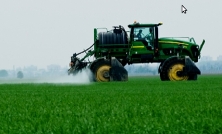 Traktor beim Spritzen