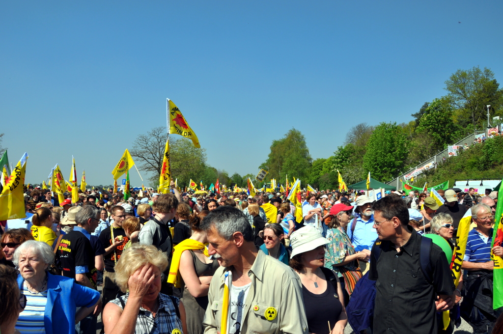 80000 bei der Kundgebung zum sofortigen Atomausstieg vor Krümmel. 80000 bei der Kundgebung zum sofortigen Atomausstieg vor Krümmel.