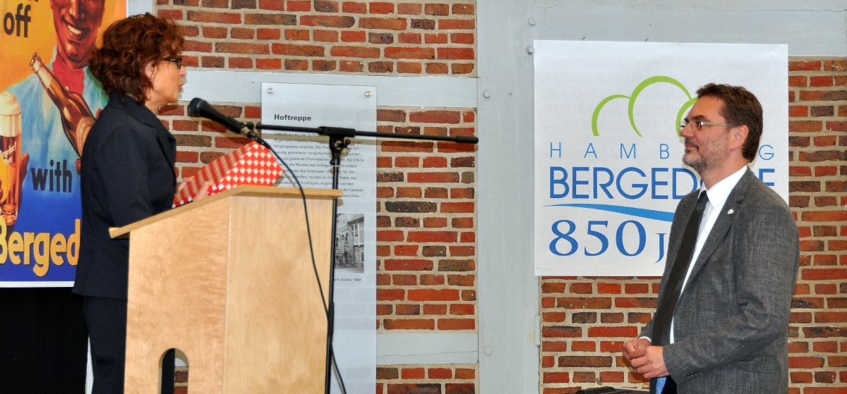 Lisa Kosok überreicht eine Flasche Whiskey an Arne Dornquast Lisa Kosok überreichte eine Flasche Whiskey an Arne Dornquast