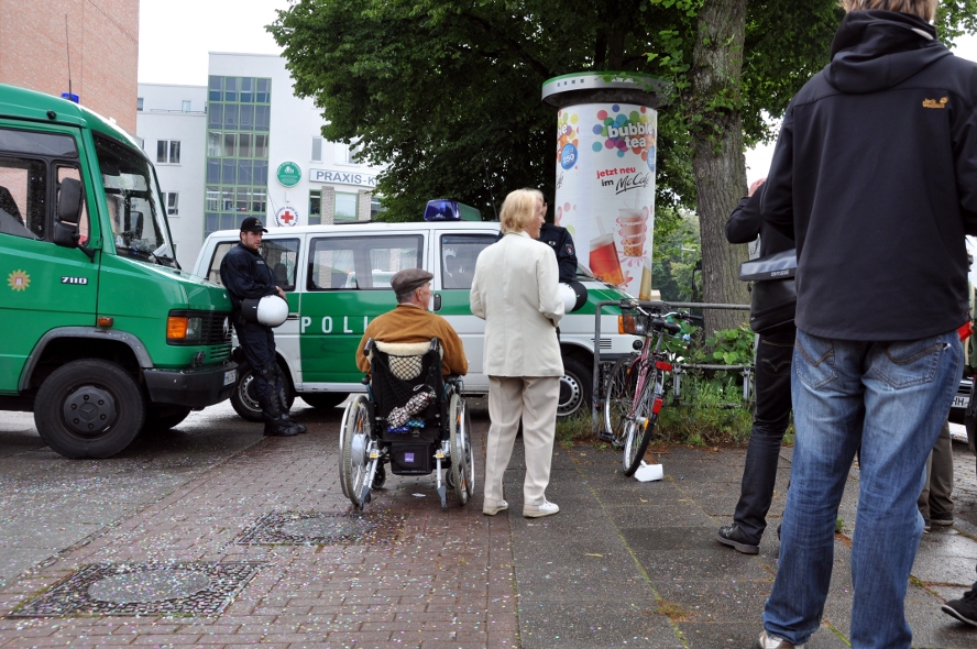 Rollstuhlfahrer, Polizeibarriere Rollstuhlfahrer, Polizeibarriere