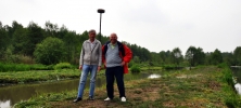 Egon Kraitsch und Karl-Heinz Schomann, im Hintergrund der neue Storchenhorst (CC-BY C.Schomann)