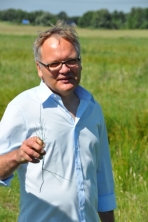 Volker Dinse mit einer Duwock-Pflanze