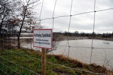 »Gefahr des Versinkens« Warnschild am Spülfeld