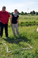 Mit einem Zählgitter wird der Pflanzenbestand ausgewertet.