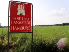 Landesgrenze mit Schild der Freie und Hansestadt Hamburg