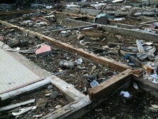 Haus Suzuki, Onagawa, nach dem Tsunami 2011 (C) Hidefumi Suzuki Haus Suzuki, Onagawa, nach dem Tsunami 2011 (C) Hidefumi Suzuki