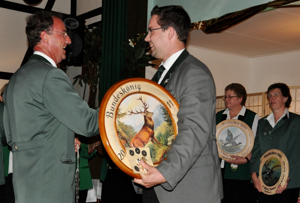 20110604_bundesschuetzenkoenige20102011_sm.jpg Bundeskönige Thomas Niese und Andre Hermans bei der Übergabe der Königswürde. (CC-BY C.Schomann)