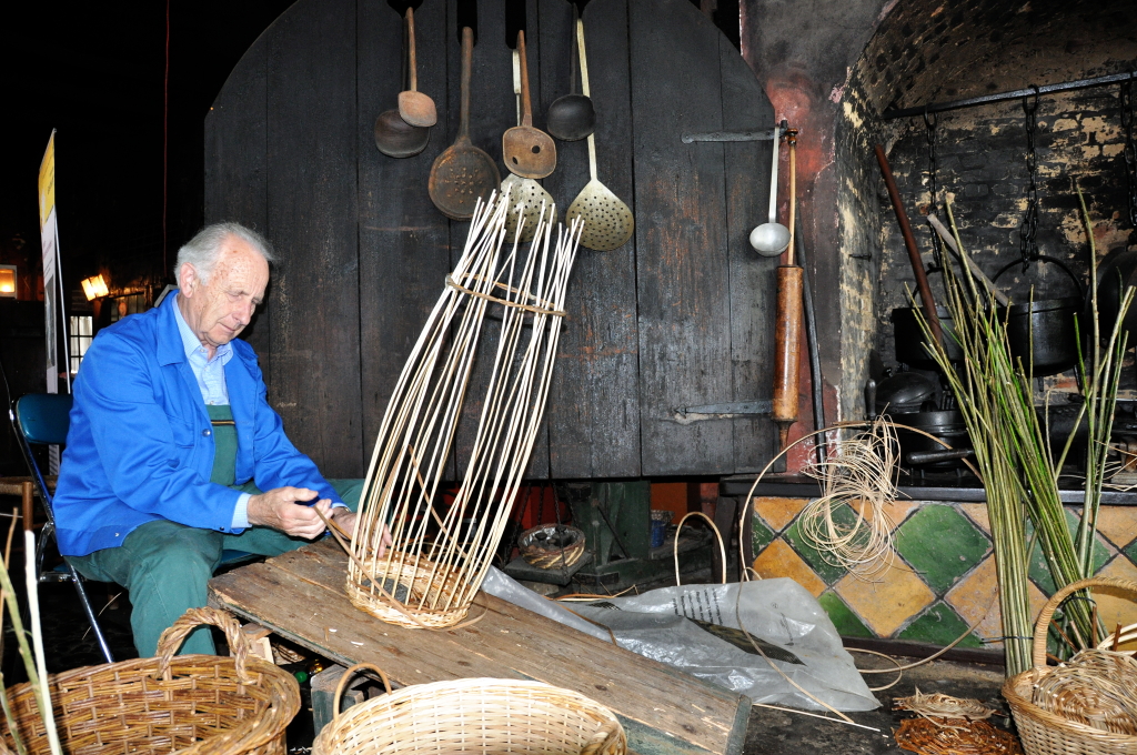 Korbflechter im Rieck Haus Korbflechter im Rieck Haus