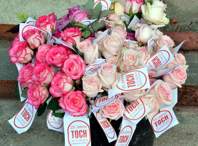 Rosen mit Zetteln zum 25-jährigen TOCH-Jubiläum 2013 Rosen mit Zetteln zum 25-jährigen TOCH-Jubiläum 2013