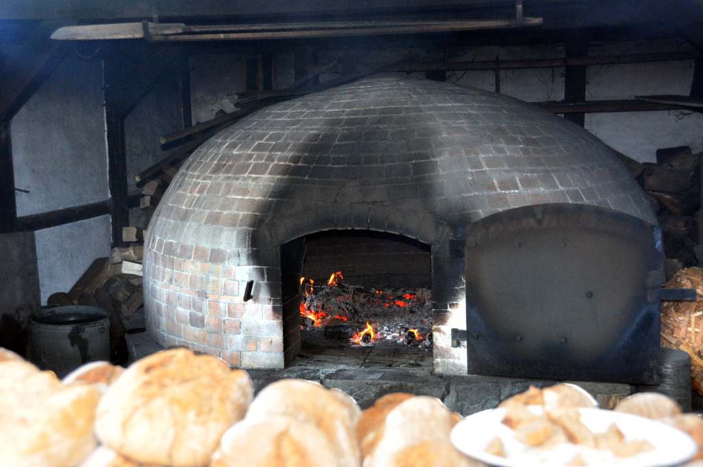 Backofen_RieckHaus.jpg Lehmbackofen beim Rieck Haus