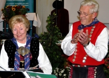 Ilse Struß beim Heimatabend, rechts daneben Ehemann Hermann.