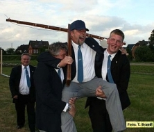 Vogelschießen mit Armbrust: Harm Steffens wird 2010 König des UC Flora (Foto: T. Brandl)