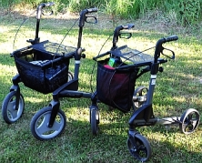 Zwei Rolatoren, hilfreich für Menschen mit Gehbehinderungen (CC-BY C.Schomann)